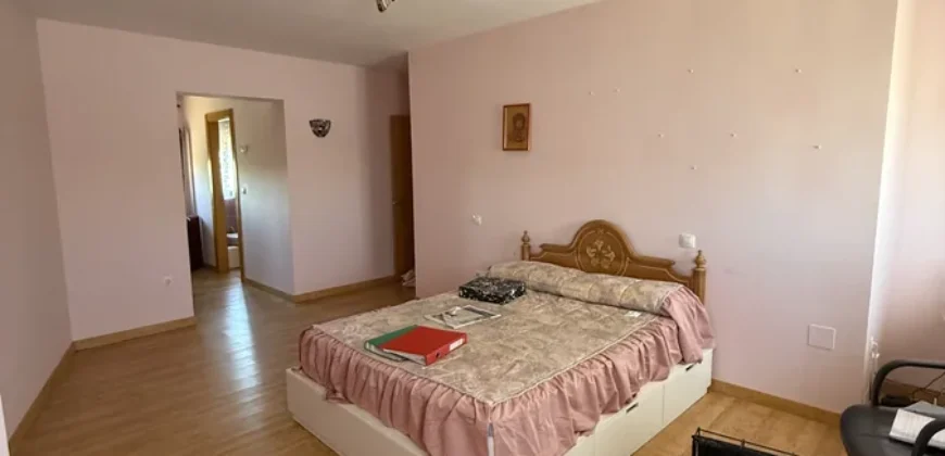 Casa en venta en Frechilla con piscina, jardín y garaje