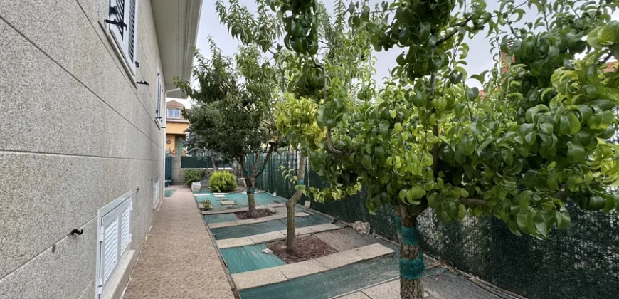 Chalet en venta en Baltanás con patio, merendero y garaje