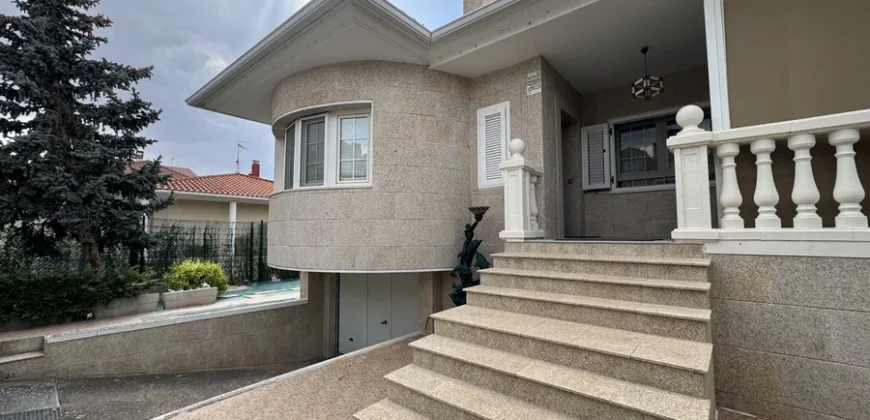 Chalet en venta en Baltanás con patio, merendero y garaje