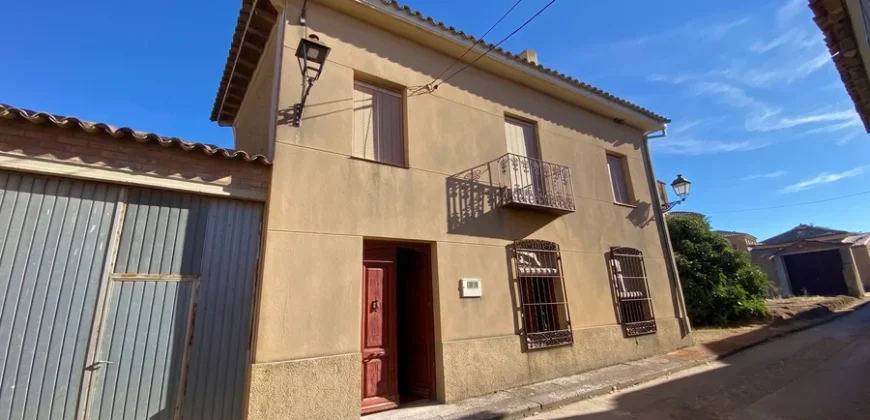 Casa independiente con patio en Capillas.