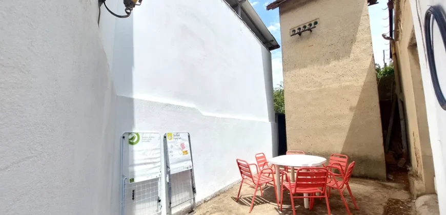 Casa rustica de tres habitaciones con patio