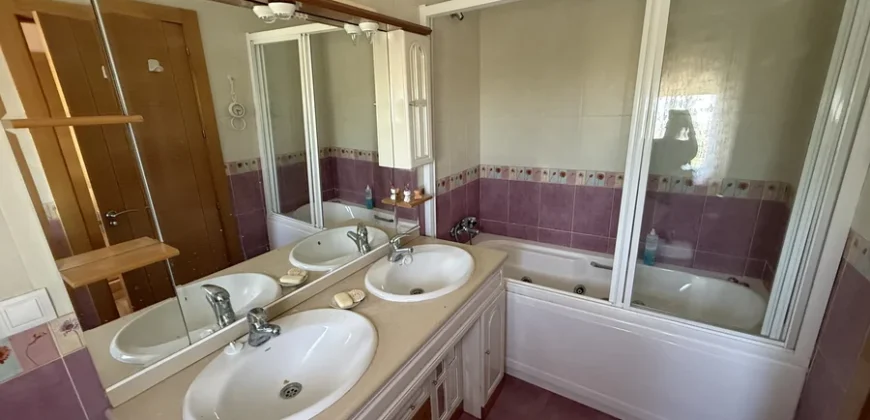 Casa en venta en Frechilla con piscina, jardín y garaje