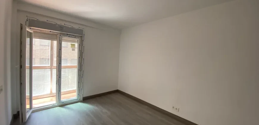 Piso céntrico de tres habitaciones con ascensor