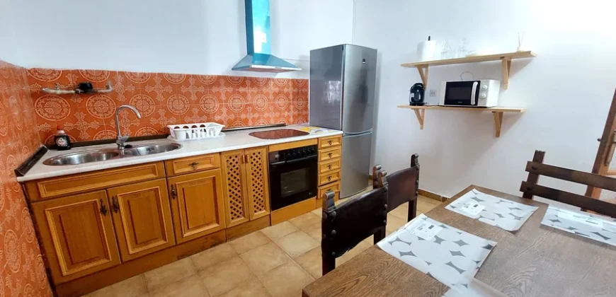 Casa rustica de tres habitaciones con patio