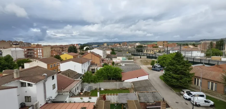 Piso de cuatro habitaciones con terraza