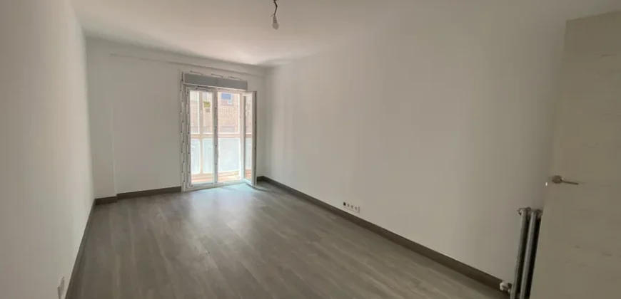 Piso céntrico de tres habitaciones con ascensor