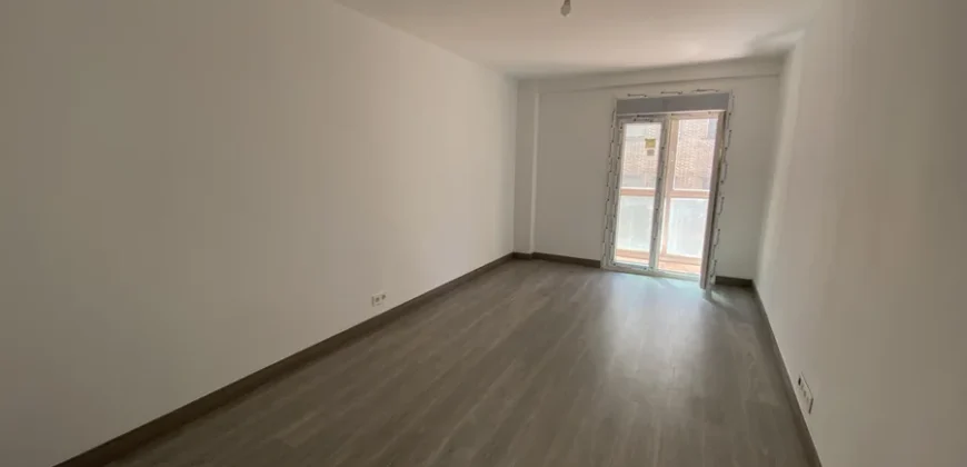 Piso céntrico de tres habitaciones con ascensor