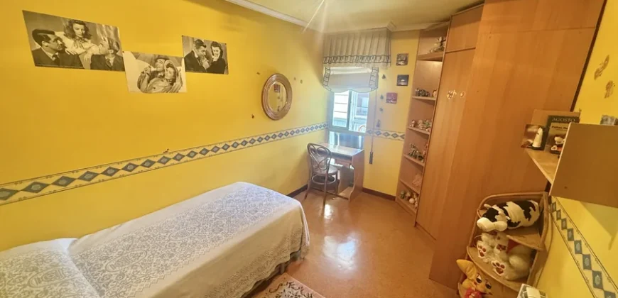Piso de tres habitaciones con galería cerrada y ascensor