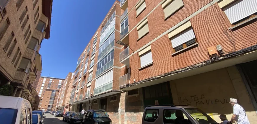 Piso céntrico de tres habitaciones con ascensor