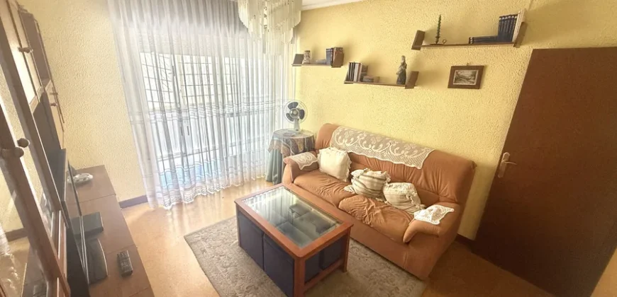 Piso de tres habitaciones con galería cerrada y ascensor