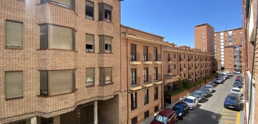 Piso céntrico de tres habitaciones con ascensor