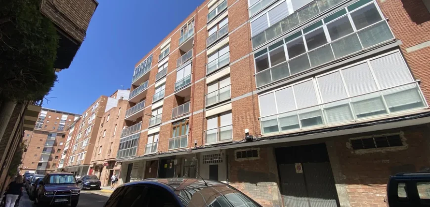Piso céntrico de tres habitaciones con ascensor
