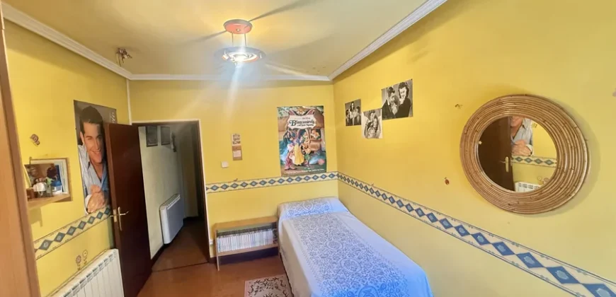 Piso de tres habitaciones con galería cerrada y ascensor