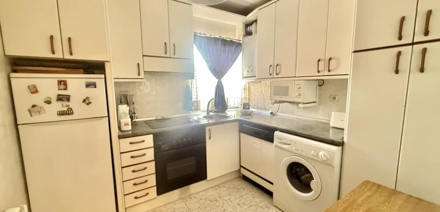 Piso de tres habitaciones con galería cerrada y ascensor
