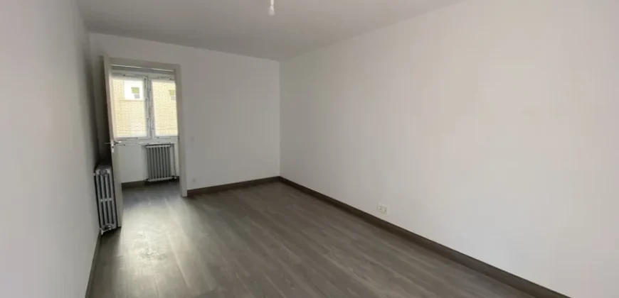 Piso céntrico de tres habitaciones con ascensor
