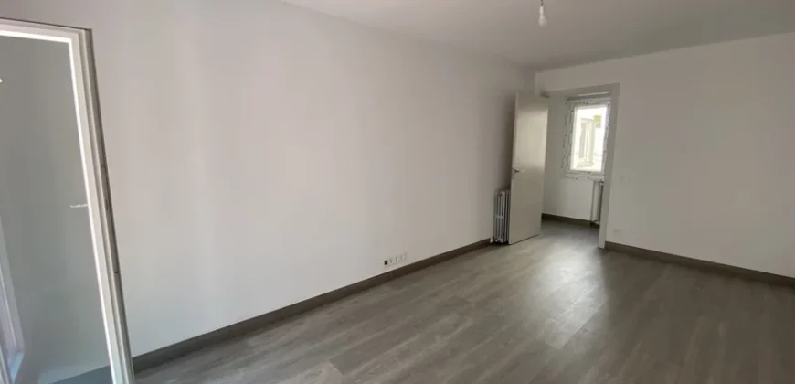 Piso céntrico de tres habitaciones con ascensor