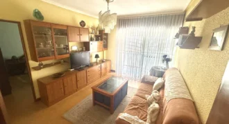 Piso de tres habitaciones con galería cerrada y ascensor
