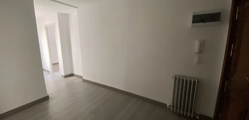 Piso céntrico de tres habitaciones con ascensor