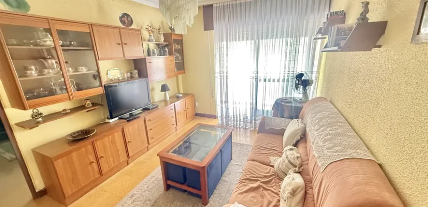 Piso de tres habitaciones con galería cerrada y ascensor