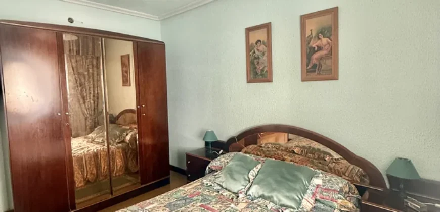 Piso de tres habitaciones con galería cerrada y ascensor