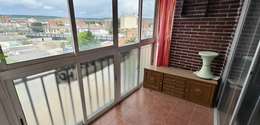 Piso de cuatro habitaciones con terraza