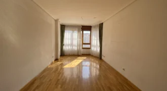 Piso céntrico de tres habitaciones y dos baños con garaje Piso céntrico de tres habitaciones y dos baños con garaje