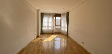 Piso céntrico de tres habitaciones y dos baños con garaje