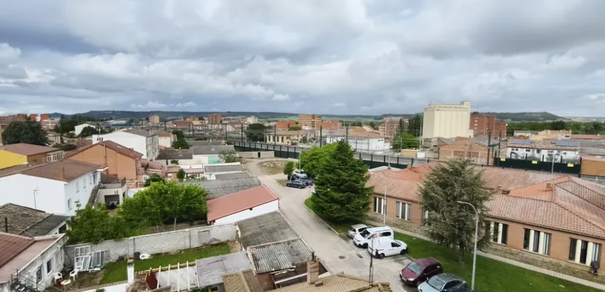 Piso de cuatro habitaciones con terraza
