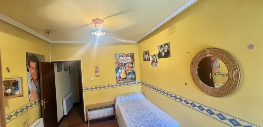 Piso de tres habitaciones con galería cerrada y ascensor