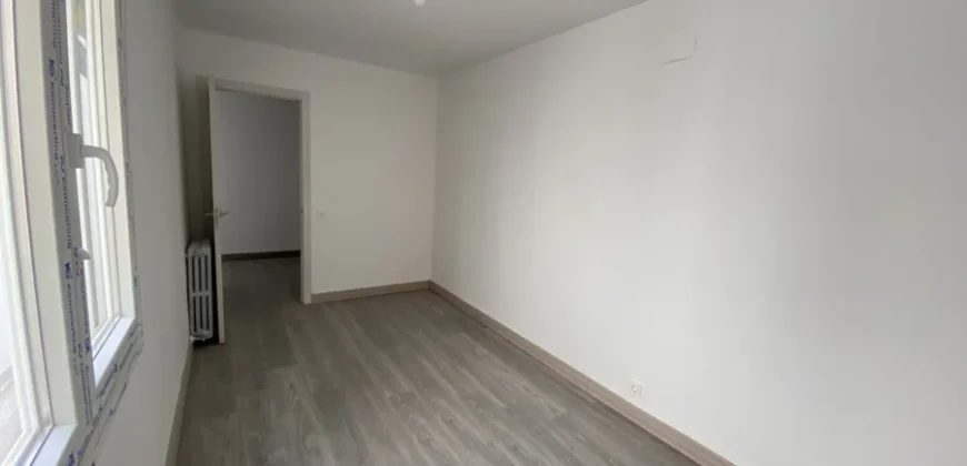 Piso céntrico de tres habitaciones con ascensor