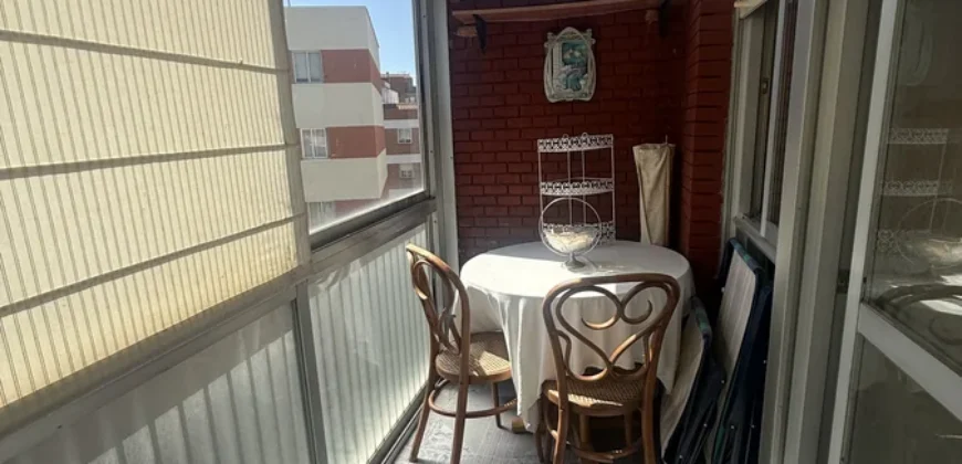Piso de tres habitaciones con galería cerrada y ascensor
