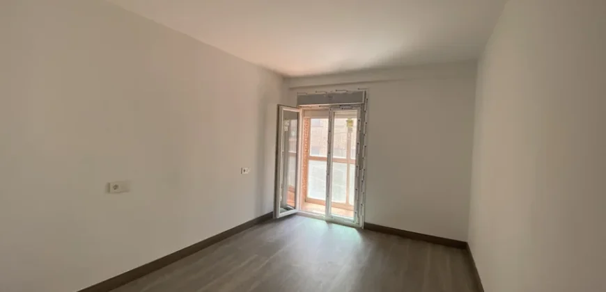 Piso céntrico de tres habitaciones con ascensor