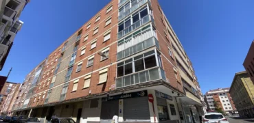 Piso céntrico de tres habitaciones con ascensor