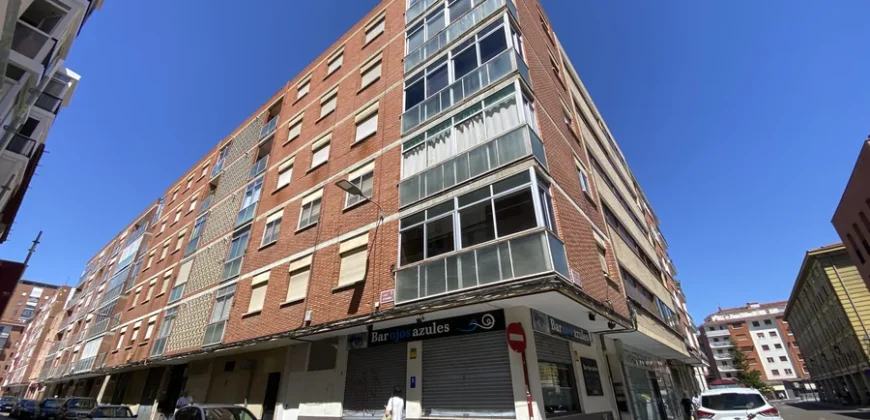 Piso céntrico de tres habitaciones con ascensor