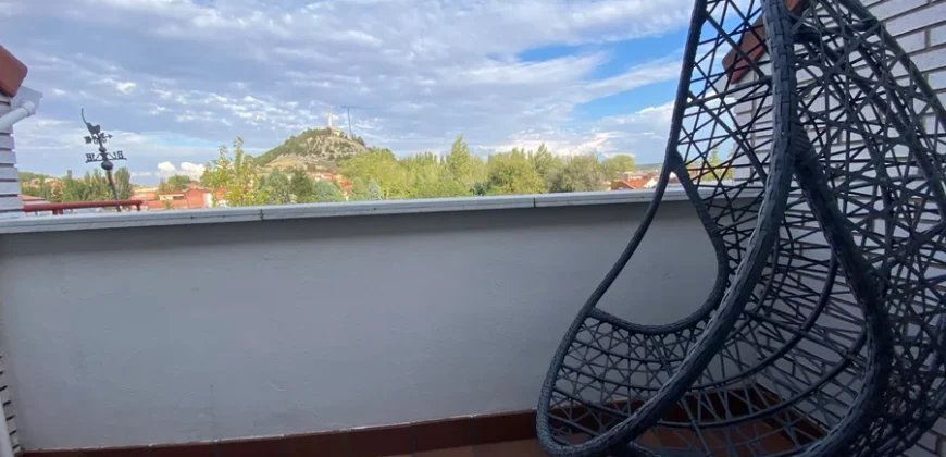 Ático de tres habitaciones con dos terrazas en el Cristo.