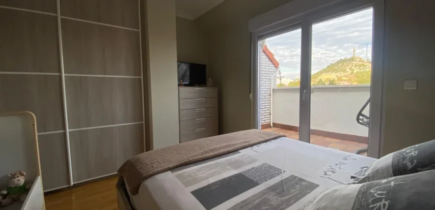 Ático de tres habitaciones con dos terrazas en el Cristo.