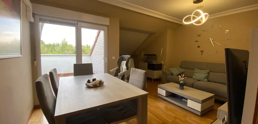 Ático de tres habitaciones con dos terrazas en el Cristo.