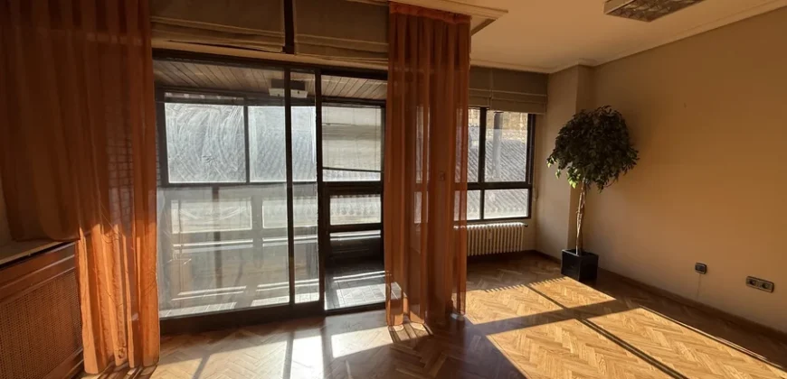 Piso céntrico de 2 habitaciones con garaje.