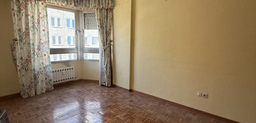 Piso de cuatro habitaciones en Casado del Alisal.