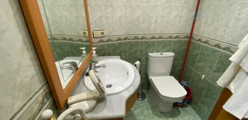 Piso para entrar a vivir de tres habitaciones en Pintor Oliva.