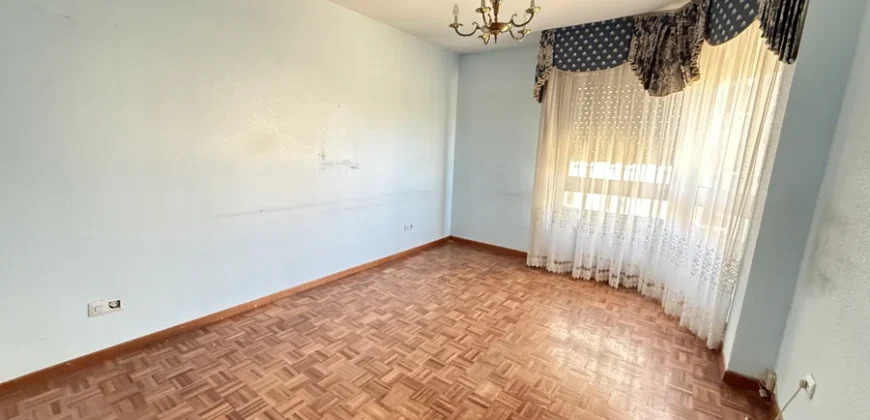 Piso de cuatro habitaciones en Casado del Alisal.