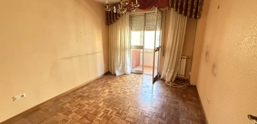 Piso de cuatro habitaciones en Casado del Alisal.