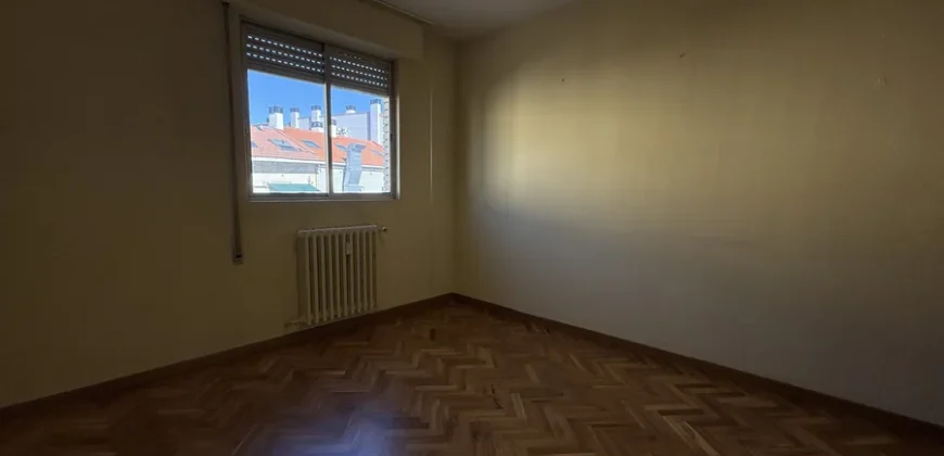 Piso céntrico de 2 habitaciones con garaje.