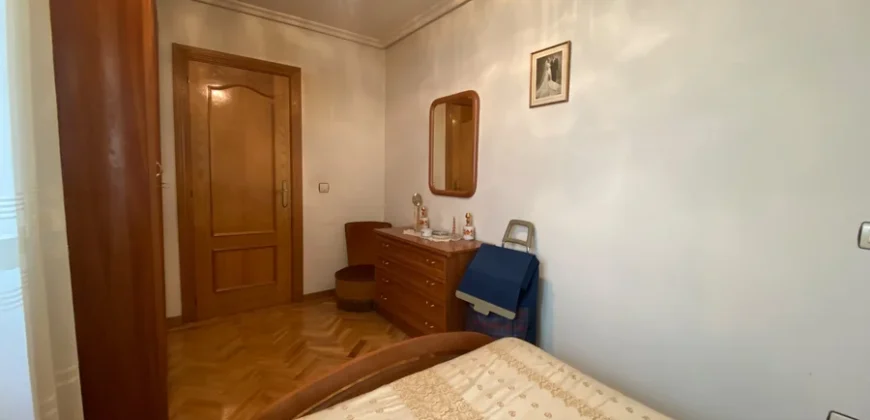 Piso para entrar a vivir de tres habitaciones en Pintor Oliva.