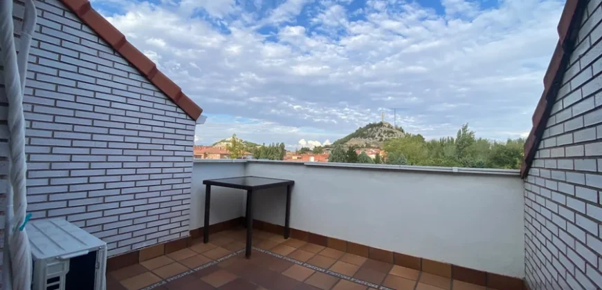 Ático de tres habitaciones con dos terrazas en el Cristo.