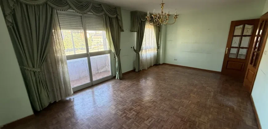 Piso de cuatro habitaciones en Casado del Alisal.