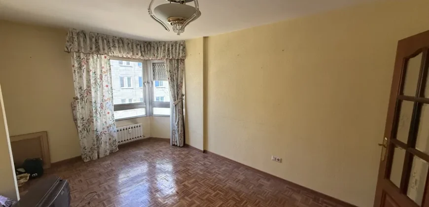 Piso de cuatro habitaciones en Casado del Alisal.