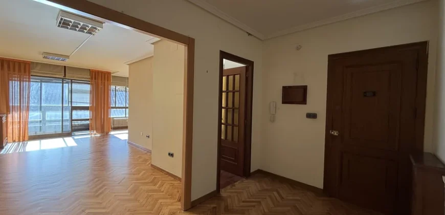 Piso céntrico de 2 habitaciones con garaje.