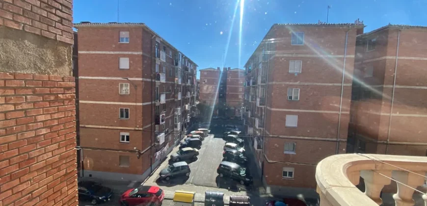 Piso para entrar a vivir de tres habitaciones en Pintor Oliva.