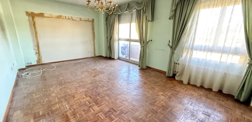 Piso de cuatro habitaciones en Casado del Alisal.